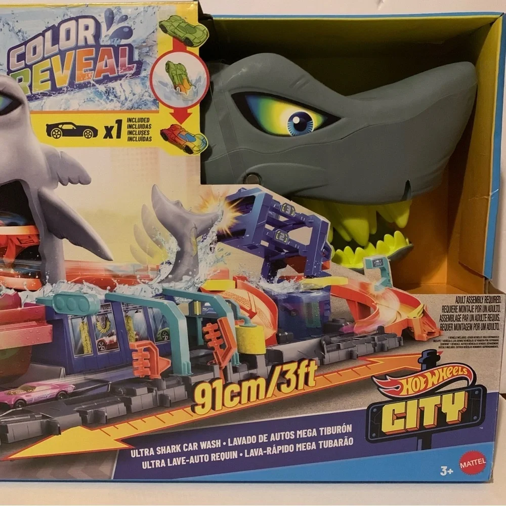 NIB. MATTEL Hot Wheels Ultra Shark Car Wash